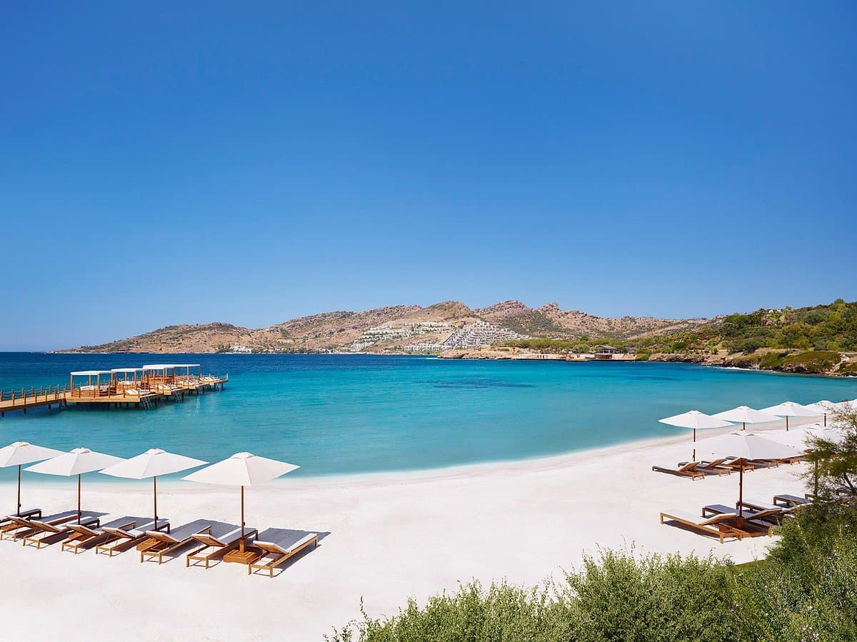 Пляжный клуб The Bodrum EDITION