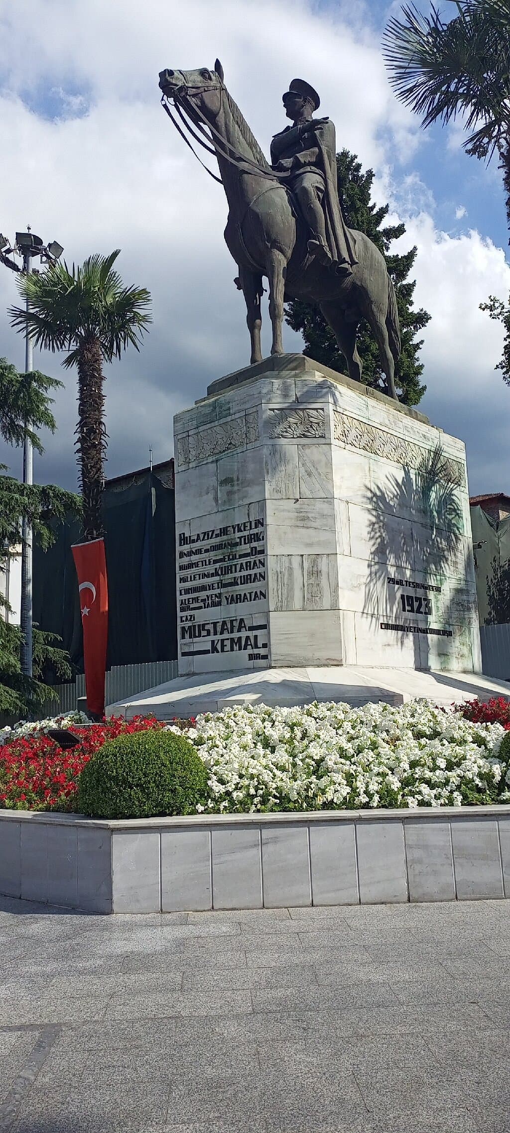 Памятник Ататюрку в Бурсе