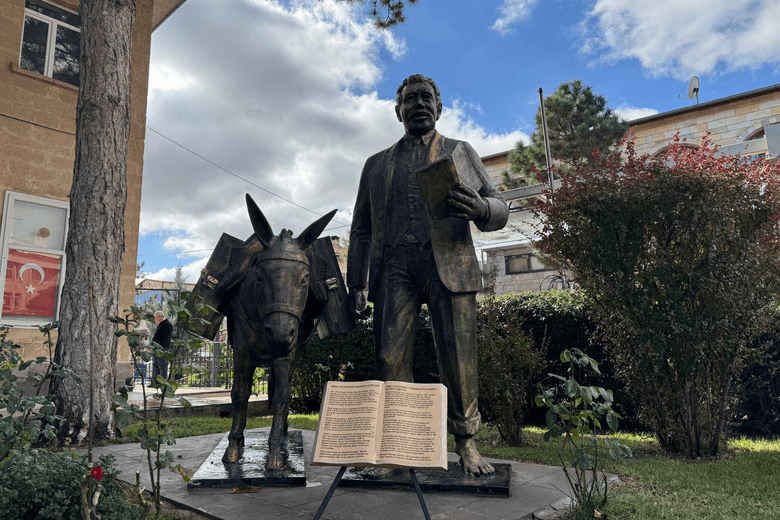 Памятник Библиотекарю с Ослом