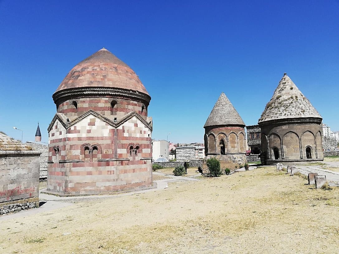 Три гробницы