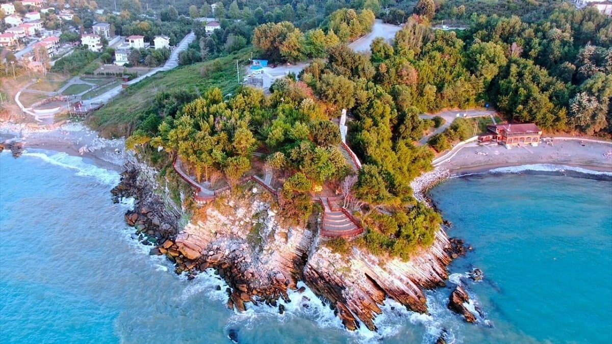 Пляж Генуэзского замка