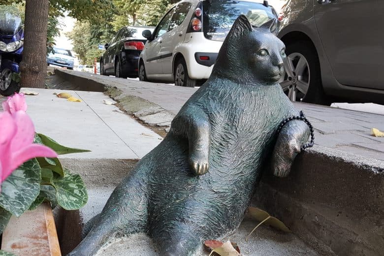 Статуя кошки Томбили