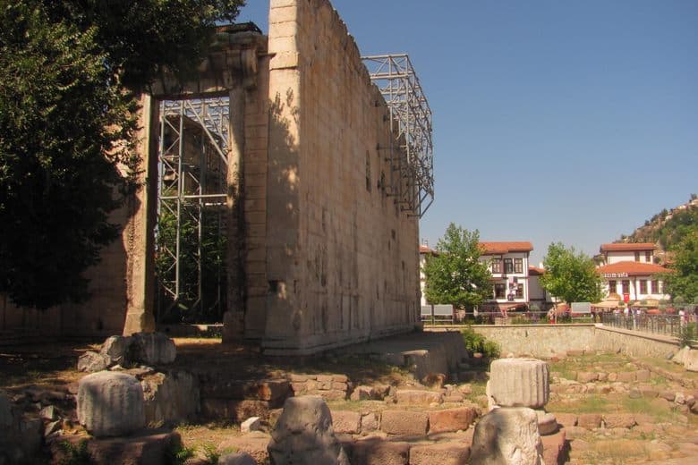 Храм Августа